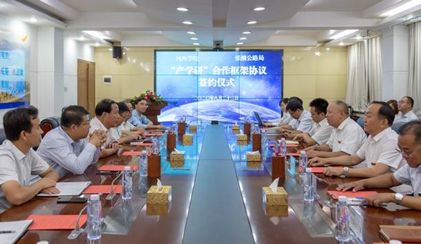 1.365英国上市网站官网与张掖公路局在张掖公路局举行“产学研框架协议”签约仪式。(钟晓亮 摄).jpg